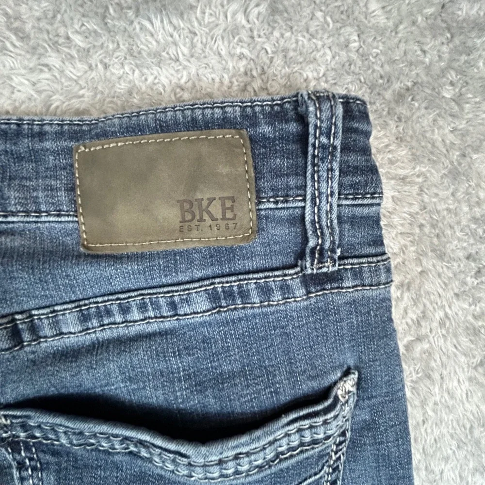 BKE Jake Straight Mens Blue Medium Wash Denim Jeans 30x30‎ Embroidery Whiskering